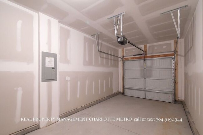 Building Photo - Modern Brand-New Built 3BR Townhome Near Uptown