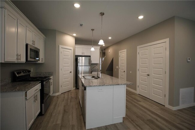 Building Photo - 2711 Vinson Rd