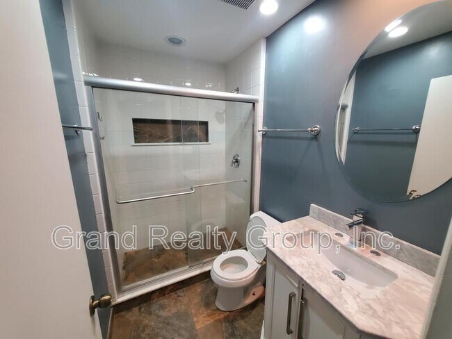 Building Photo - 1046 Cumberland Ct