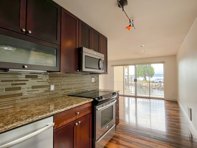 Building Photo - Waterfront 2bd/1bth Condo Downtown Kirklan...