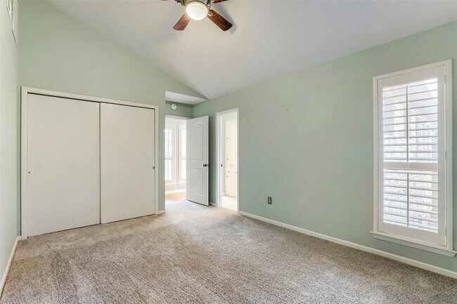 Building Photo - 208 Crescent Bluff