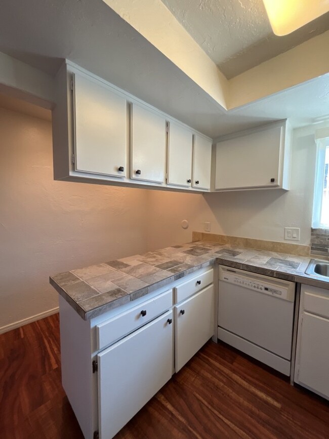 Building Photo - Centrally located lovely 2 bedroom 1 bathr...