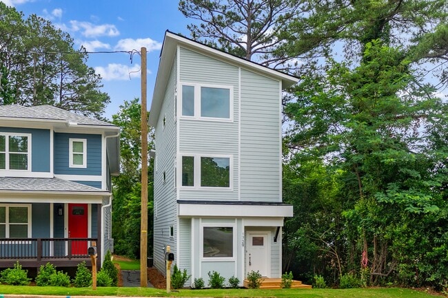Building Photo - 1729 Crest Rd