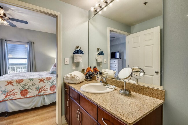 Building Photo - 9860 S Thomas Dr