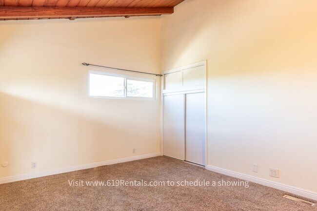 Building Photo - 4 Bedroom, 3 Bath Large House with Mountai...