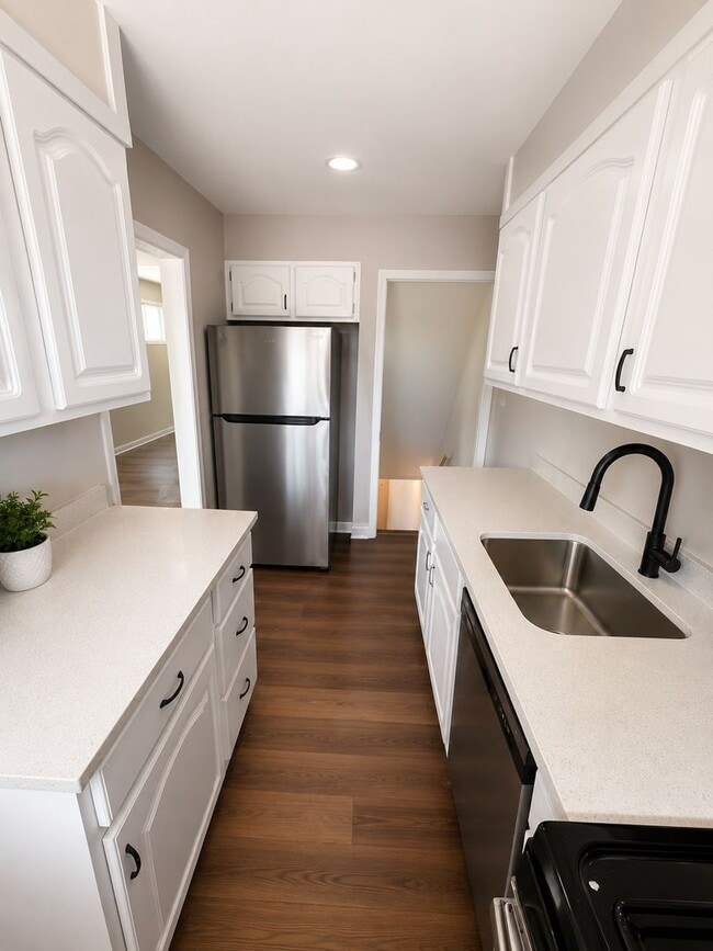 Building Photo - Beautiful 3 Bedroom 1.5 Bath recently rotavated