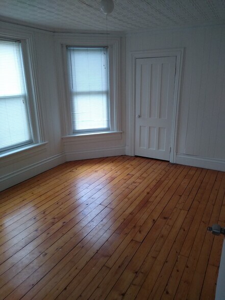 Building Photo - 913 Kellogg Ave