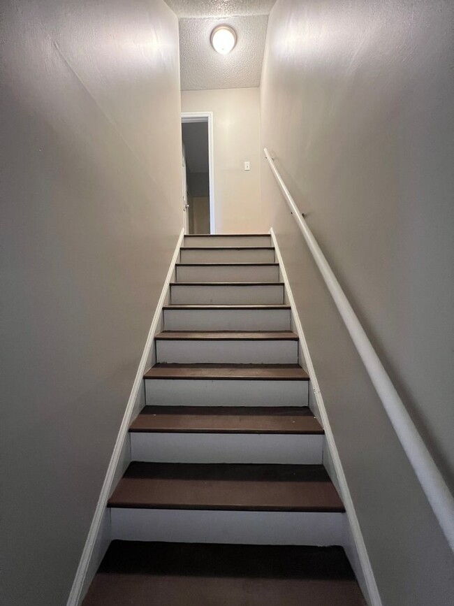 Building Photo - 2 Bedroom Duplex Available (Wingate)