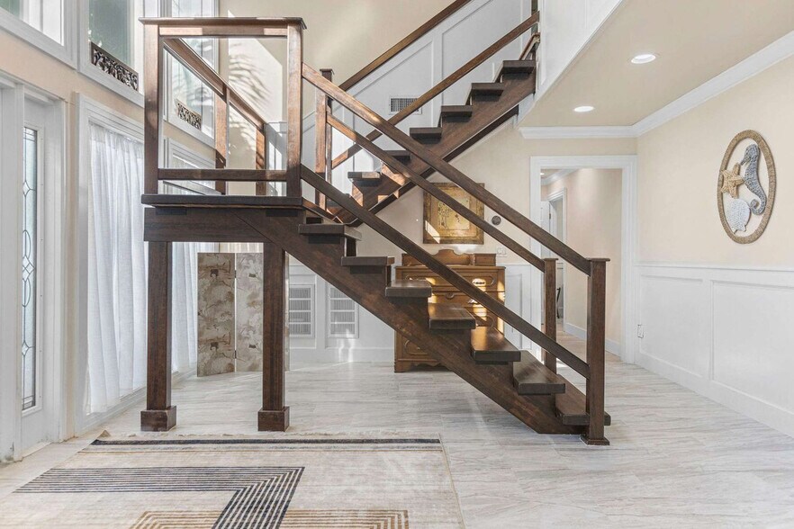 Building Photo - 366 34th Ct SW