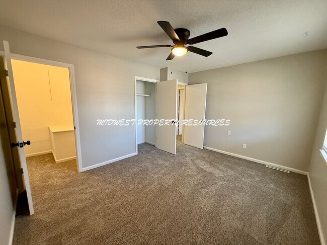 Building Photo - Stunning townhome w/ outdoor Maintenance provided