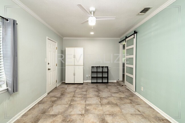Building Photo - Charming 3 Bedroom/2 Bathroom Home in Sara...