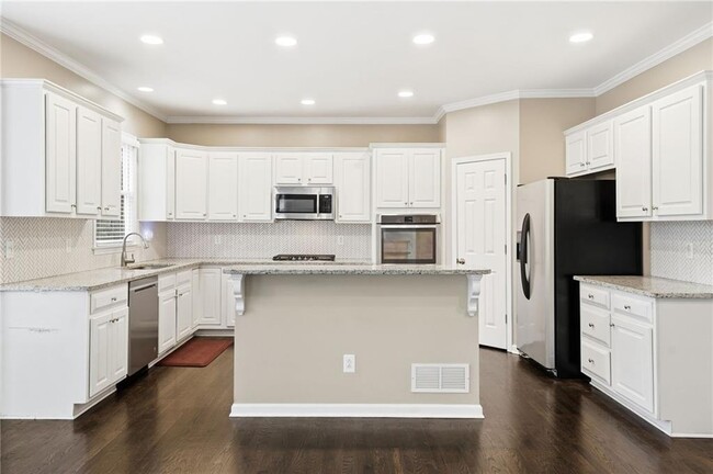 Building Photo - 310 Stoneleigh Dr SW