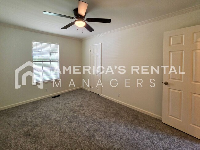 Building Photo - Newly Renovated and Ready for Move In!