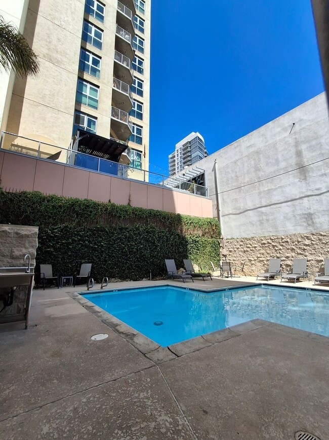 Building Photo - Downtown 1-Bedroom Condo w/ Central AC and...