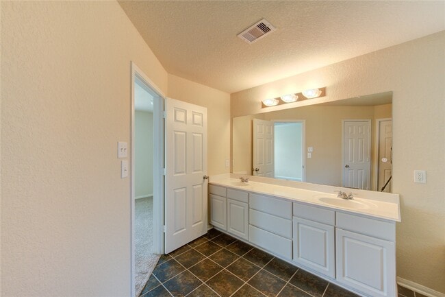 Building Photo - 14839 Fir Knoll Way