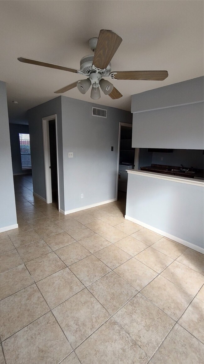 Building Photo - 4513 1/2 Bernardo De Galvez Ave