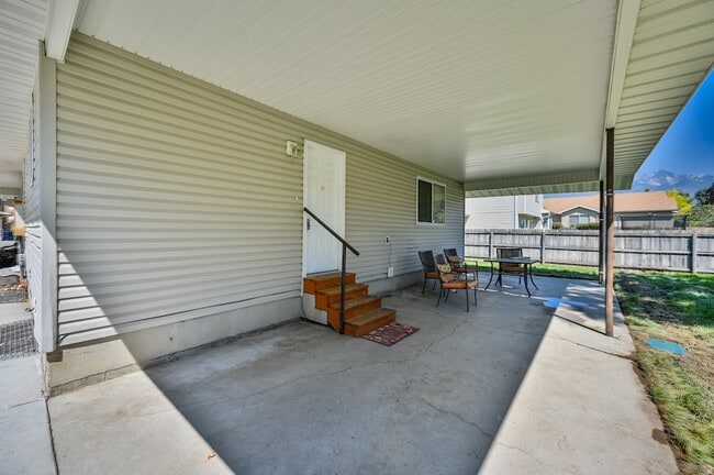 Building Photo - 916 Vics Rd