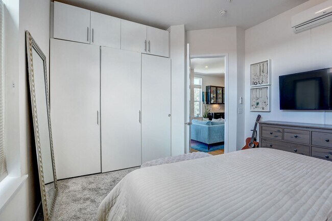 Building Photo - 2 bedroom 2 bath Penthouse apartment in Wa...