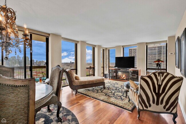 Building Photo - 1660 N La Salle Dr