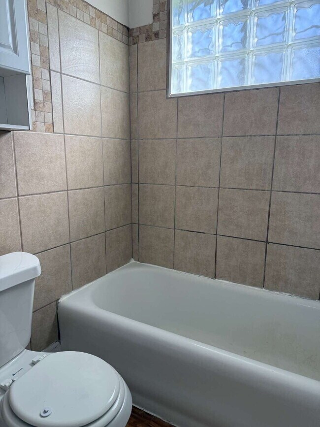 Building Photo - 1 Bedroom plus a Den, Close to SAC and Ala...
