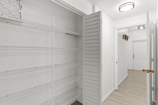 Building Photo - 250 Crestwood Cir