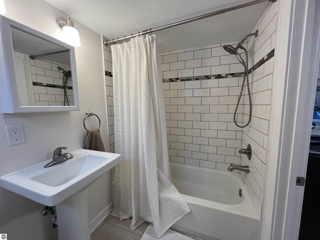 Building Photo - 3846 N Four Mile Rd