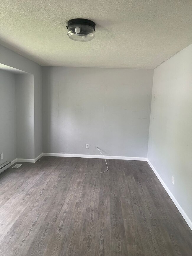 Building Photo - 3 bed 1.5 bath 1500