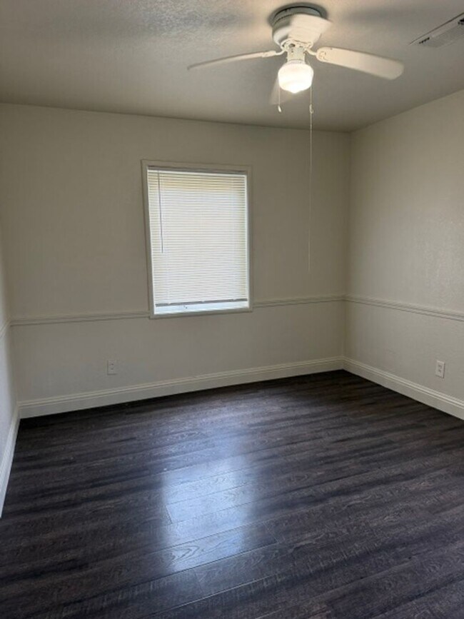 Building Photo - Desirable 3-bedroom 1 bath House