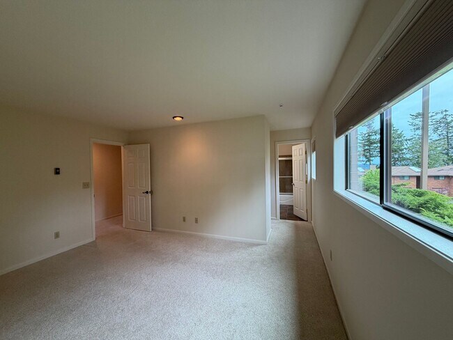Building Photo - Mukilteo View Condo