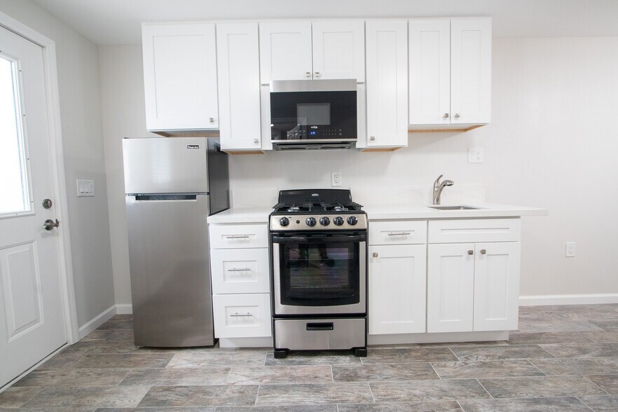 Building Photo - 582 Douglas St