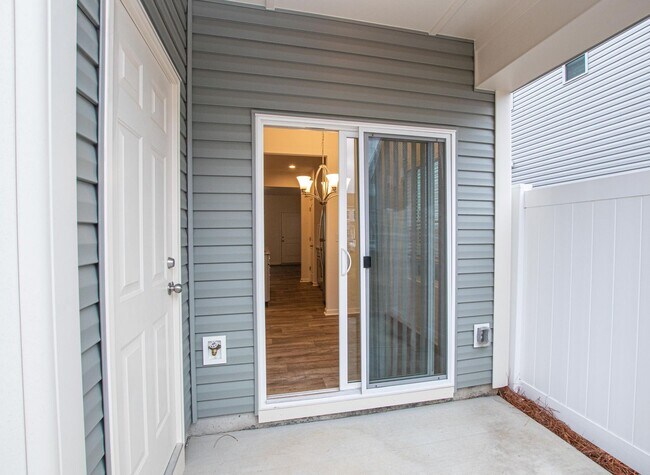 Building Photo - BEAUTIFUL 2 Bedroom Townhome in MIDLAND- A...