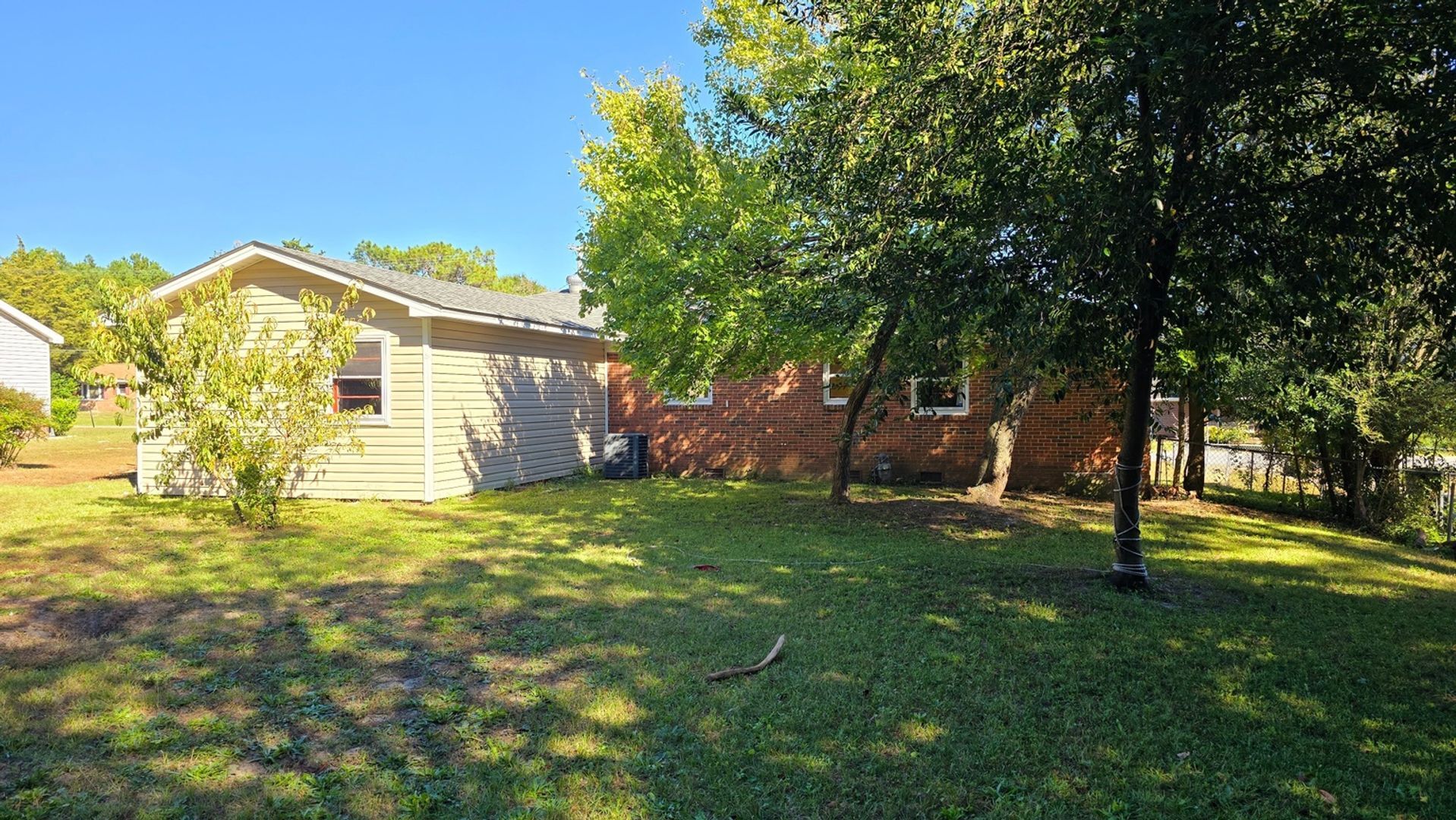 Building Photo - 2560 Pine Springs Dr