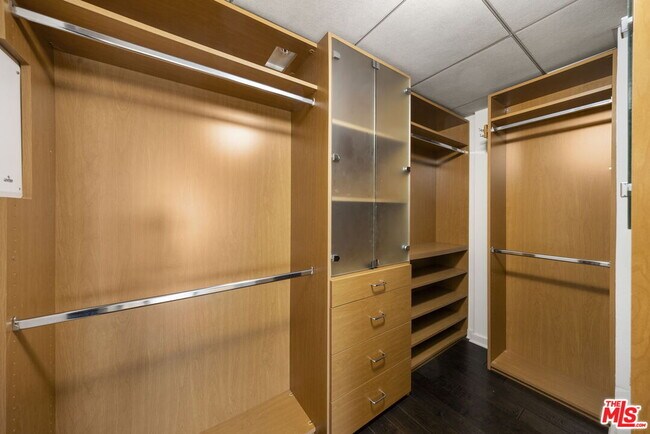 Building Photo - 13700 Marina Pointe Dr