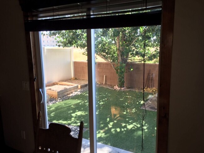 Building Photo - Roomy townhome