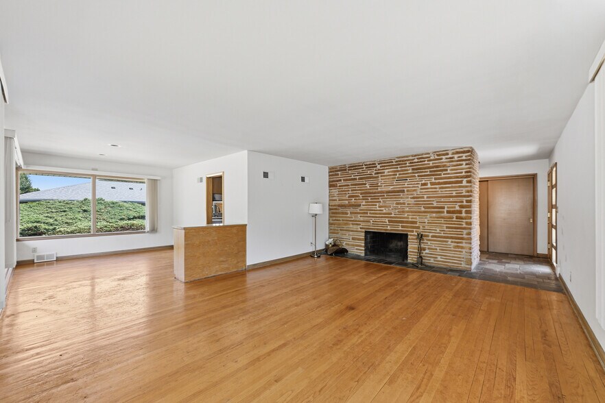 Building Photo - 728 N 74th St