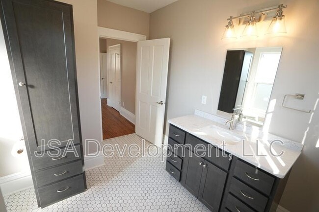 Building Photo - 519 E 3rd St