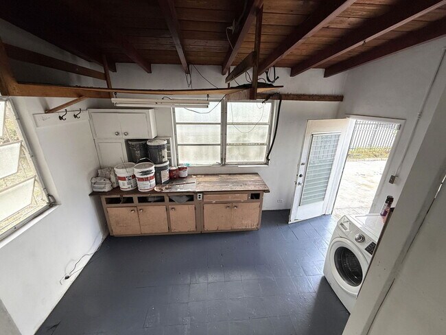 Building Photo - 1330 Kasim St