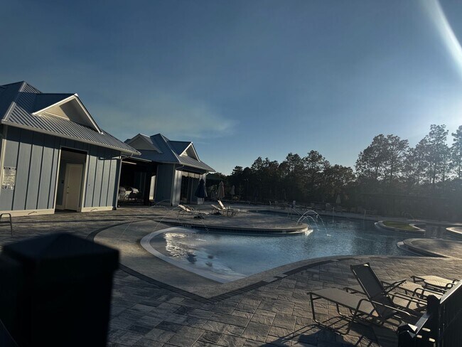 Building Photo - Brand new 5BR/3BA with Amenities Galore