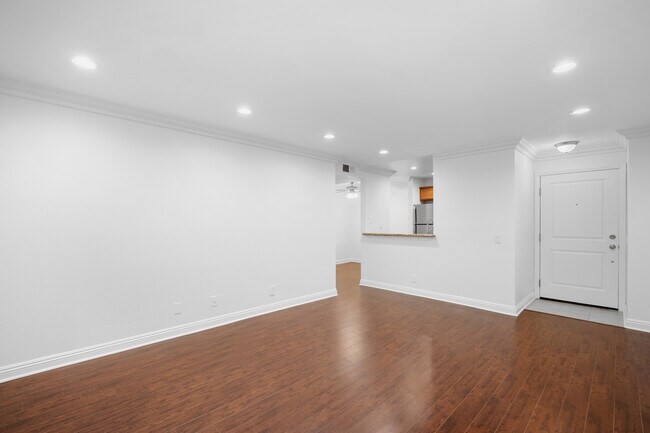 Building Photo - 355 N Maple St