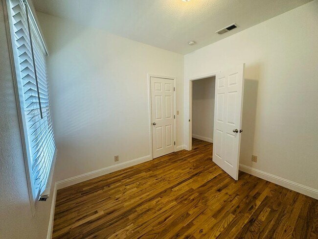 Building Photo - Come View This Perfect 2 Bedroom 1 Bath Located In the Heart of Downtown!!