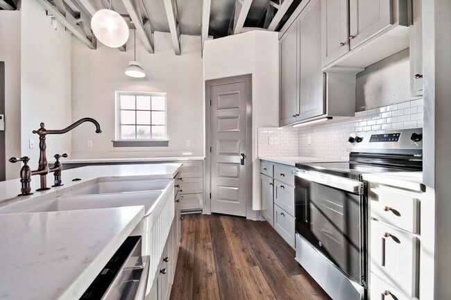 Building Photo - Chicago Row Townhouse