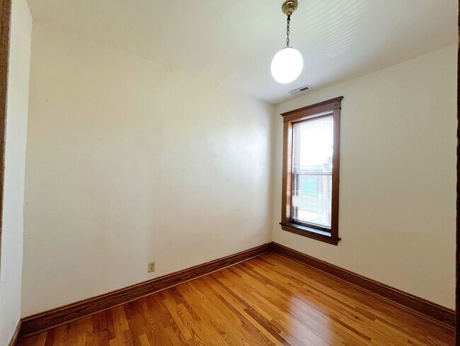 Building Photo - 1417 W Belle Plaine Ave