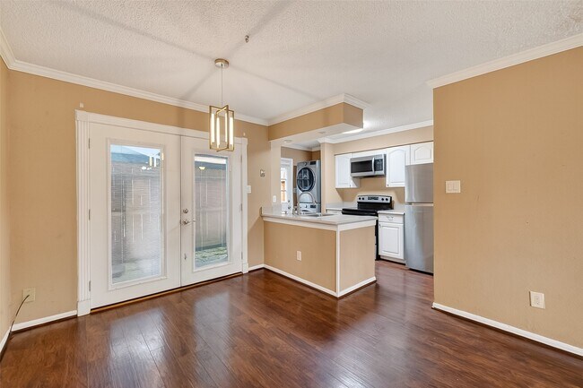 Building Photo - 10615 Briar Forest Dr