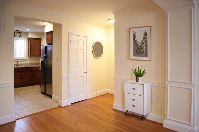 Building Photo - 27 W Lock Ln