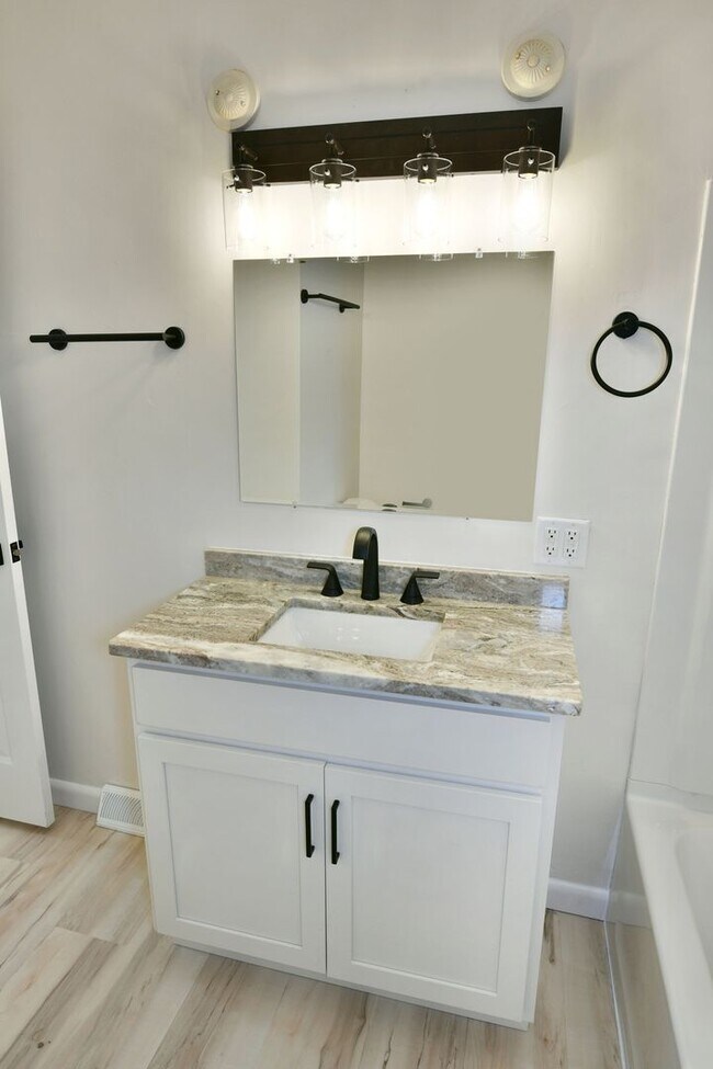 Building Photo - 460-462-462 Fowler St