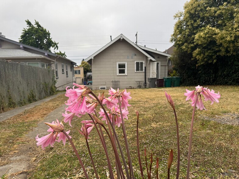 Building Photo - 4056 Santa Rita St