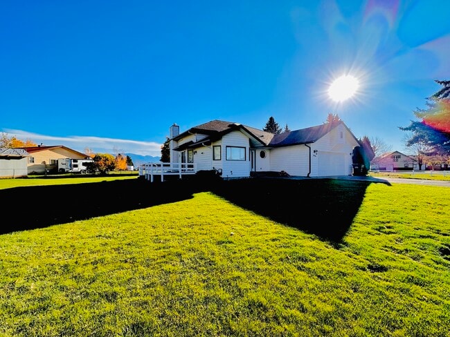 Building Photo - 1965 Mission Way S