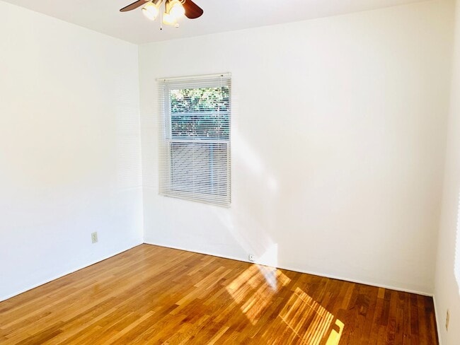 Building Photo - BEAUTIFUL 2BD/1BA CONDO IN CROWN POINT! W/ GARAGE & LAUNDRY! $3,595/mo