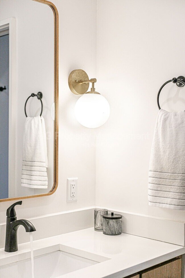 Building Photo - 3415 N Broadway