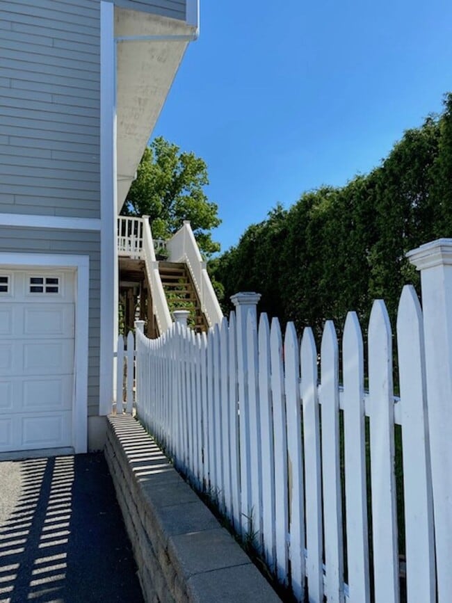 Building Photo - Three Bedroom 3.5 baths Townhouse for Rent...